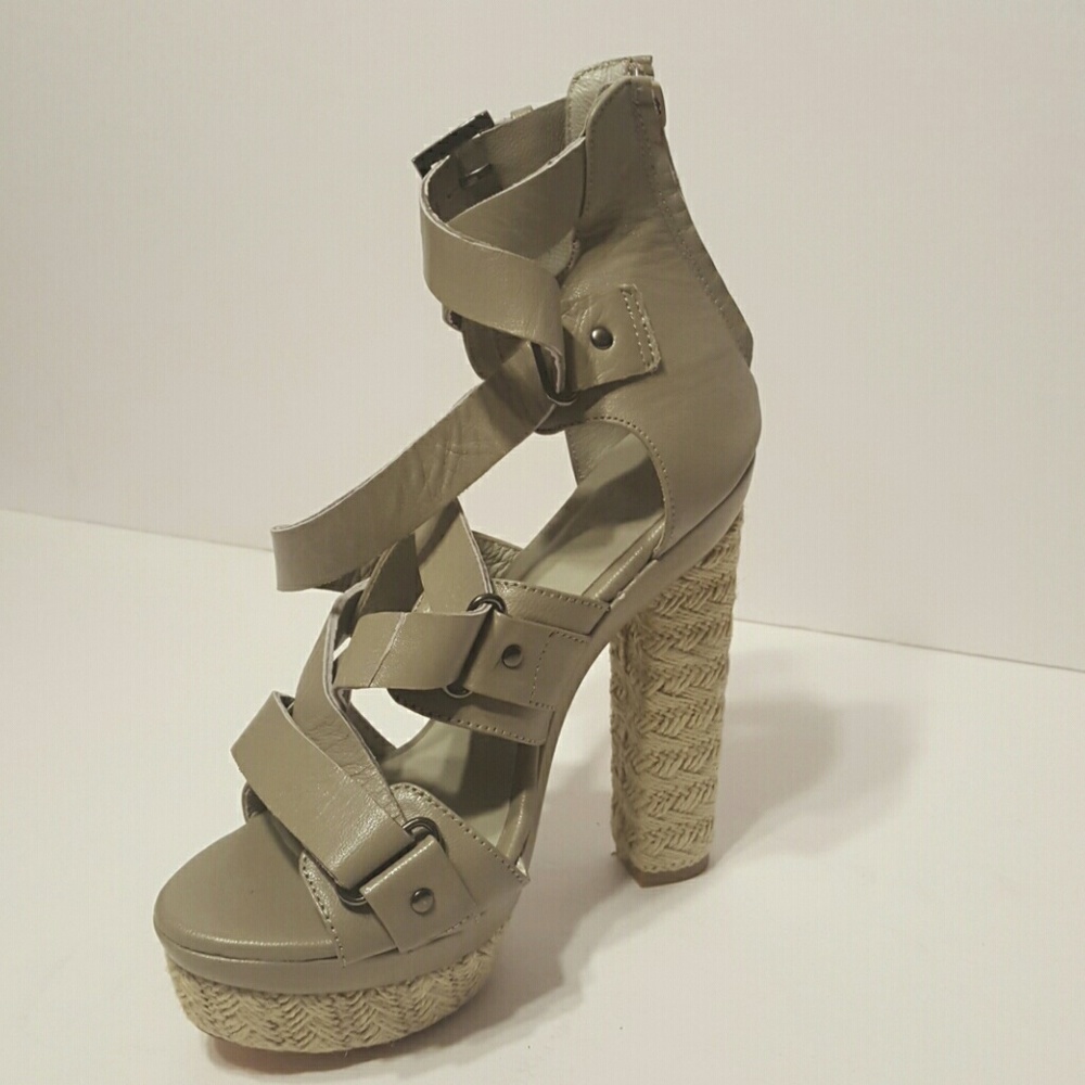 Plomo Viola. Gray leather high heels.